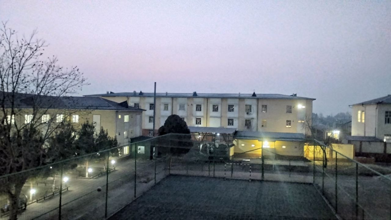 Maktab hovlisi